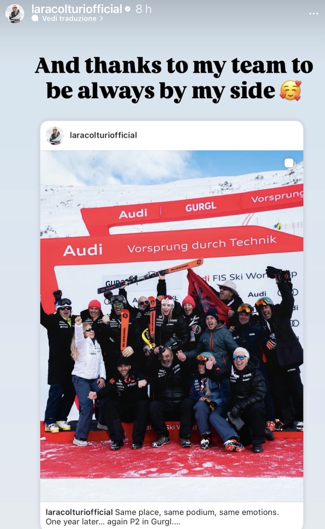 Ringraziamento pubblico di Lara Colturi al proprio team, con la foto dello staff dell’Albania Ski Team sul podio di Gurgl
